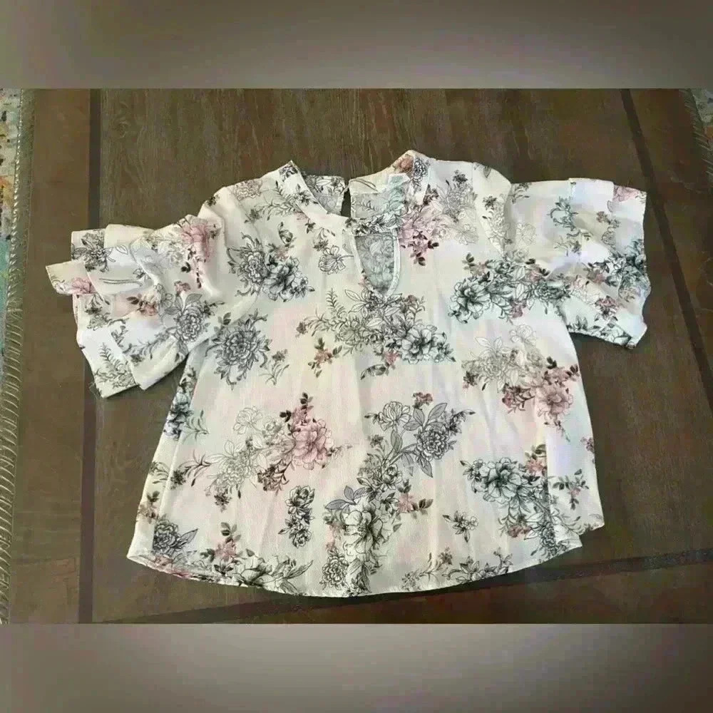URBAN ROMANTICS Women’s Size M Ruffled Floral Pink Blouse